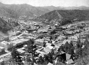Public Domain (https://commons.wikimedia.org/wiki/File:Deadwood_birdseye_circa1890's.j...) H.R. Locke & Co. of Deadwood Deadwood, South Dakota (circa 1890)